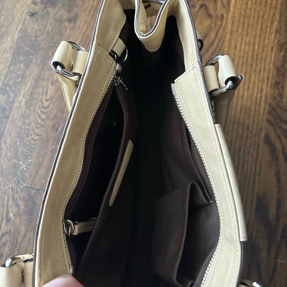 Coach Cream Leather Shoulder Bag - Picture 4 of 4